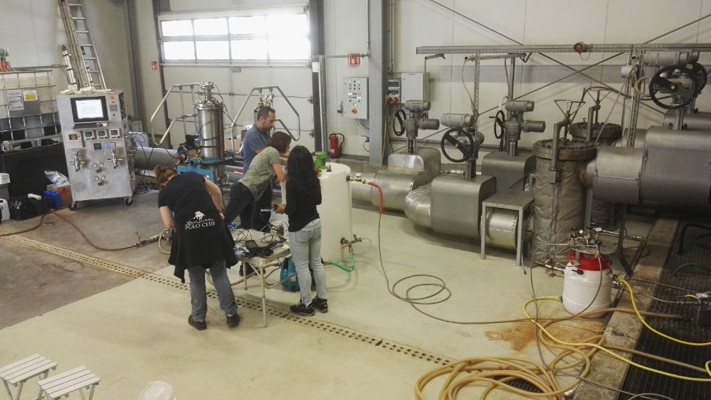 Application of the HydroGeoFilt filter system in adsorption tests, Insheim geothermal plant. Adsorption materials are fed from the reaction tank into the filter.