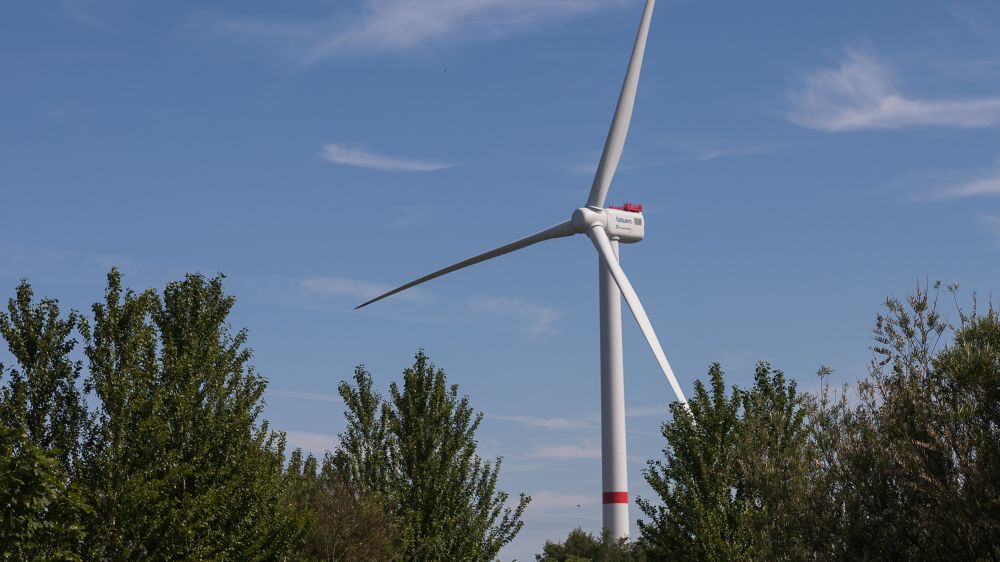 Die Multimegawatt-Forschungsanlage AD8 von weitem fotografiert.