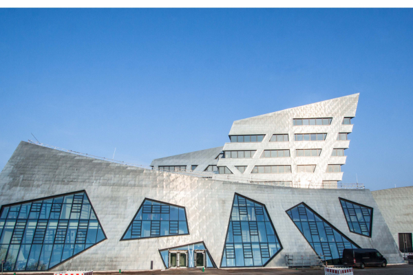 The new central building of Leuphana University in Lüneburg is both an architectural highlight and an energy-efficient research object. The futuristic-looking façade is characterised by sharp edges and acute-angled window surfaces.