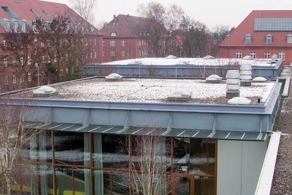 Lecture hall 3 low-rise building: The existing building stock also includes buildings constructed in the 1990s with a high proportion of transparent surfaces. Here, refurbishment/optimisation is being examined in detail.