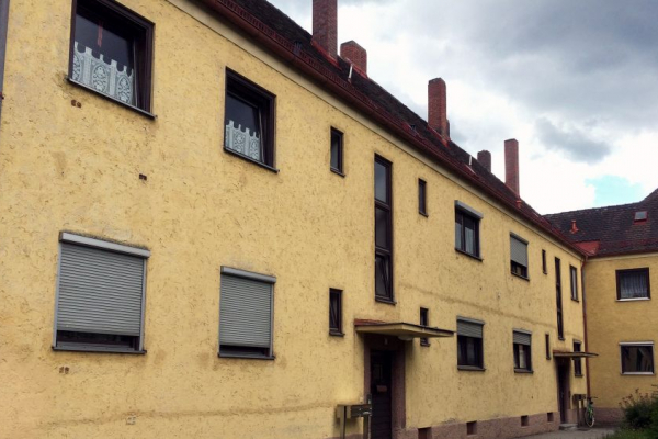 Vor der Sanierung: Der Innenhof mit Blick auf den Ostflügel des Demonstrationsobjekts.