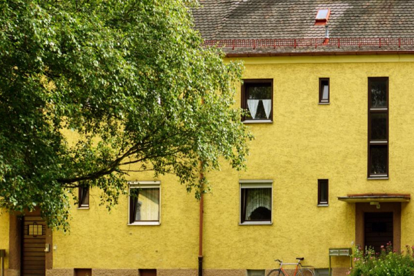 Vor der Sanierung: Der Innenhof mit Blick auf den Südflügel des Demonstrationsobjekts.