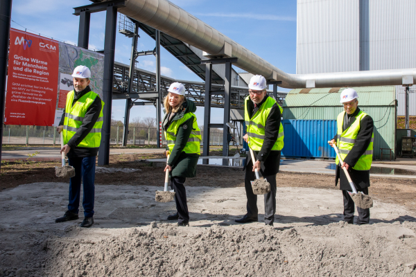 Spatenstich für die erste MVV-Flusswärmepumpe auf dem Gelände des GKM: (v.l.n.r.:)  MVV-Technikvorstand Dr. Hansjörg Roll, Umweltministerin Thekla Walker, Oberbürgermeister Dr. Peter Kurz und GKM-Vorstand Holger Becker. 