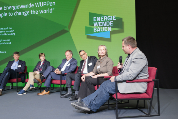 Berit Müller (2. von rechts) bei der Podiumsdiskussion mit den Referierenden. 