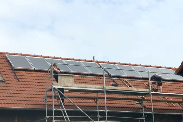 Montage der zehn abgedeckten PVT-Kollektoren auf einem Mehrfamilienhaus im niedersächsischen Salzgitter-Hallendorf.