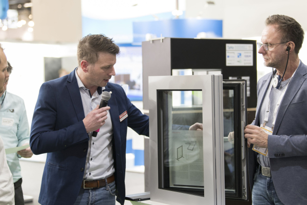 Am Messestand stellten die Projekte ihre Produkte vor. Hier zu sehen ein Fenster mit Vakuumisolierglas.