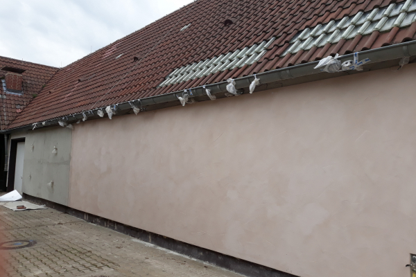 Praxistransfer: Das Projekt ist bis zur prototypischen Anwendung gelangt. So wurde zu Projektende eine 10 m lange Kühlraumwand am Campus Klein-Altendorf der Universität Bonn mit diesem neuartigen Dämmputz verputzt (Abb.2). Im Putz befinden sich Sensoren, die kontinuierlich den Temperatur- und Feuchteverlauf messen. Diese Langzeittests sind erforderlich, um in einem nächsten Schritt die Bauzulassung zu erlangen. Dieser Part liegt bei dem Projektpartner, einem großen Putzhersteller. Die grundsätzliche Idee wurde bereits vor Projektbeginn von der Universität Bonn als „Verfahren zur Herstellung eines Dämmstoffs“ patentiert und steht somit für weitere Anwendungsfelder und Firmen zur Verfügung. | © Uni Bonn