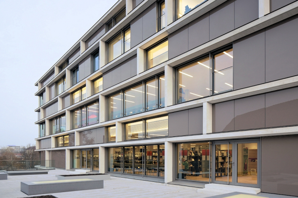 Stadtbibliothek Nürnberg: Westfassade Freihandbereich nach der Sanierung.