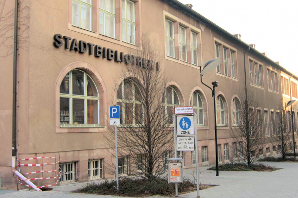 Stadtbibliothek vor der Sanierung, Ostansicht.