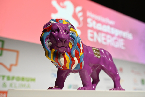 Ein pinker Löwe mit bunter Mähne ist die Trophäe des Hessischen Staatspreises Energie