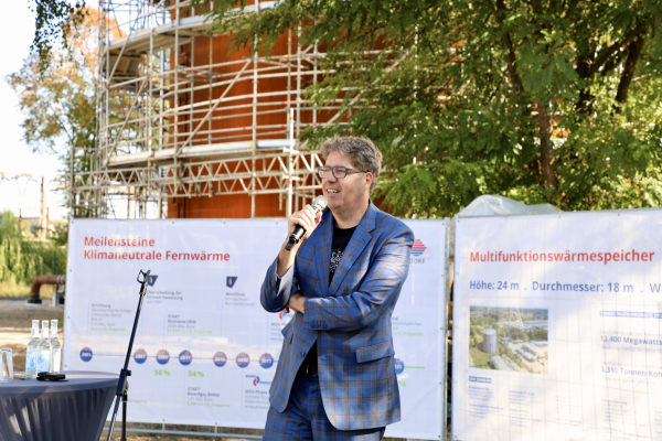 Staatssekretär Michael Kellner bei seiner Rede in Hennigsdorf.