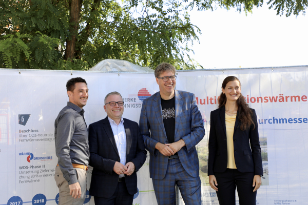 Geschäftsführer Christoph Schneider, Bürgermeister Thomas Günther, Michael Kellner, Parlamentarischer Staatssekretär im BMWK, Magdalena Berberich, stellvertretende Institutsleiterin von Solites