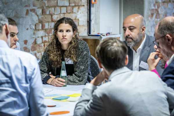 Teilnehmende diskutieren in den Workshops