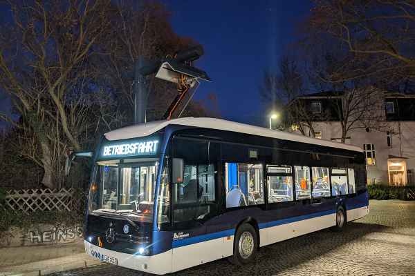 Elektrobus bei Nacht.