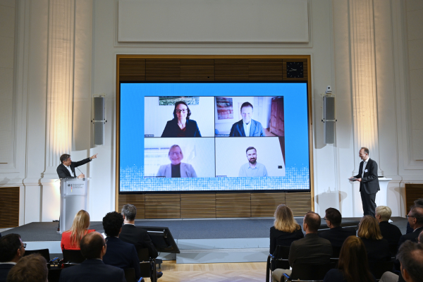 Sechs Mitglieder des neuen Beirats nahmen ihre Urkunden persönlich von Bundesminister Dr. Robert Habeck entgegen, vier waren per Video zugeschaltet.