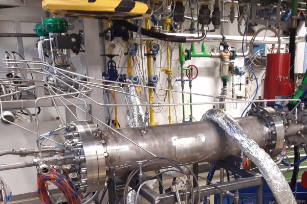 Combustion chamber test stand at the Siemens Energy site. Burner and igniter, combustion cham-ber, emission measurement module, (exhaust stack).