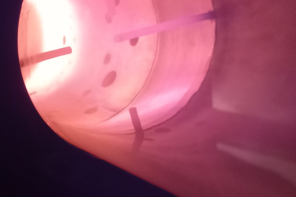 View into the flame tube during hydrogen combustion at the TU Berlin test stand.