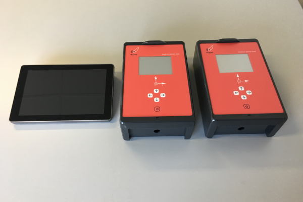 The current design of the flucto measuring boxes: The display is similar to that of an e-book reader to save power. The case and also the power connection are waterproof, the box weighs about one and a half kilograms. The integrated batteries last a whole week.