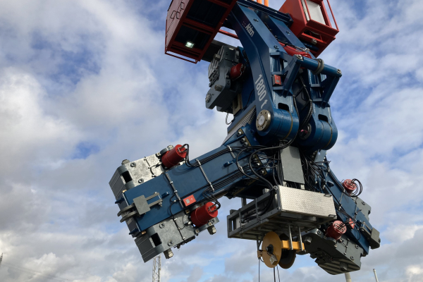 The measurement system was also used for the installation of monopiles for the order in Taiwan. Here it is positioned in three different places on a monopile gripper. The red boxes are easy to see against the blue background.