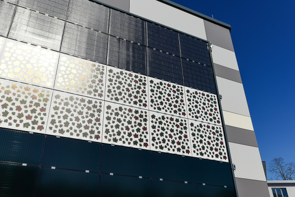 Seitenaufnahme der Pilotinstallation des Standard-BIPV-Fassadensystems.