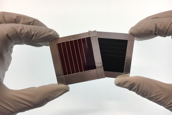 Tandemsolarmodul aus teiltransparentem Perowskit (links) und CIGS (rechts). Im Projekt erzielte das Forschungsteam mit einem CIGS-Tandem-Minimodul (Fläche: 9 cm2) eine Effizienz von 21 Prozent.