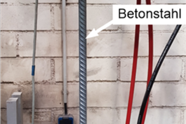 Das Foto zeigt den Versuchsaufbau, um das Ermüdungsverhalten im VHCF-Bereich (very high cycle fatigue), die Ermüdung bei unterschiedlichen Lastregimen sowie die dynamischen Kapazität (an Luft) zu untersuchen.