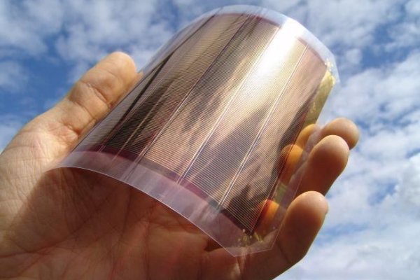 Organic solar cells without indium tin oxide (ITO) on a flexible foil.