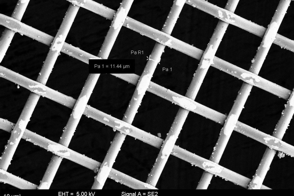 The photo shows a scanning electron microscope image of a fine-mesh screen with a wire diameter of 11 micrometres.