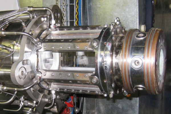 Visually accessible combustion chamber for investigating the combustion of synthesis gases.