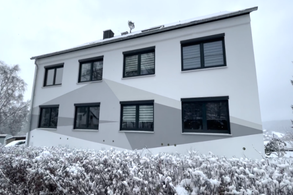 The renovated apartment building with a heat pump hybrid system in Adorf, Saxony.