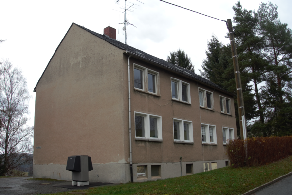 The researchers in the LowEx Bestand project conducted their investigations in various demonstration buildings. Here you can see such an apartment building in Adorf, Saxony, before renovation.